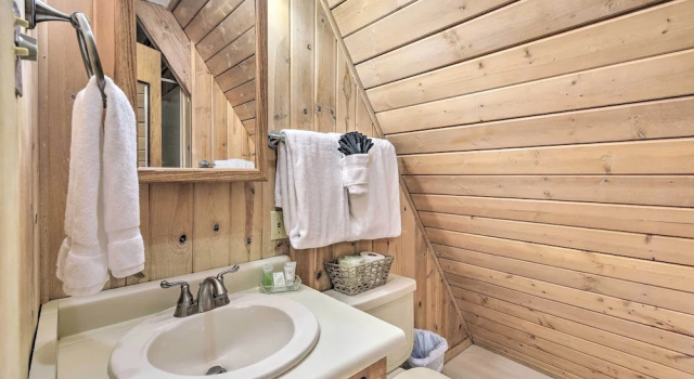 Коттедж Ski-in/ski-out Red River Cabin w/ Mtn Views!