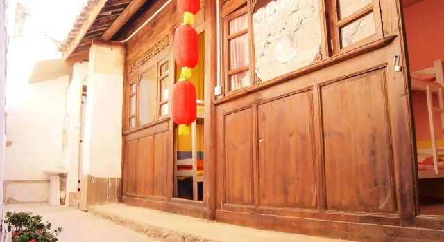 Lijiang Kelsang Hostel, Забронировать Хостел Лицзян Юньнань, рядом с Улица Сквер-стрит Древнего города Даянь
