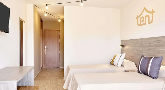 Трёхместный номер с балконом tent Torremolinos
