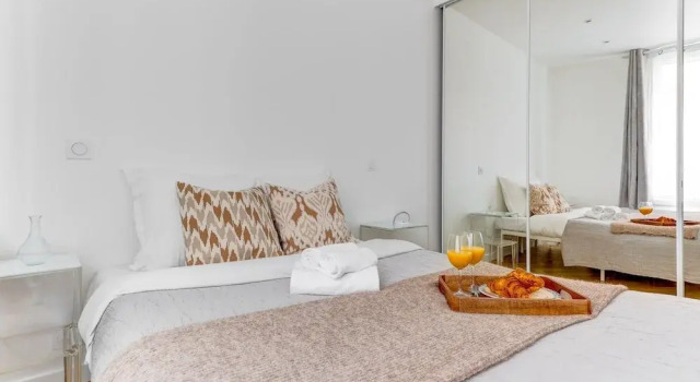 Bright 1BR Near Seine & Eiffel Tower, Забронировать Апартаменты/квартира Париж Иль-де-Франс, рядом с Мост Александра III