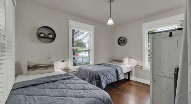 Коттедж Charming Cottage-3 Mins to Downtown-pet Friendly!