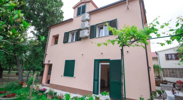 Spacious Apartment w Patio 40m From the Beach, Buchen Sie Ferienwohnung Kaštela Gespanschaft Split-Dalmatien