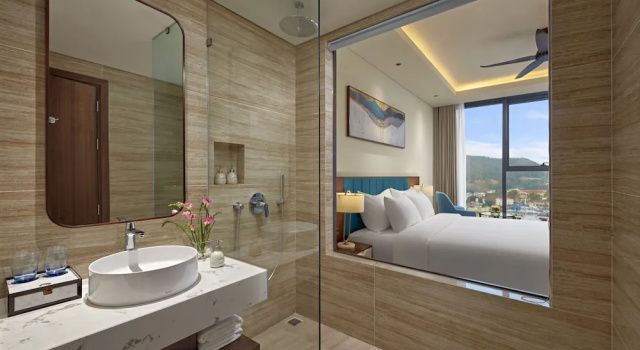 Номер Standard с балконом и с видом на океан The Watson Premium HaLong Hotel