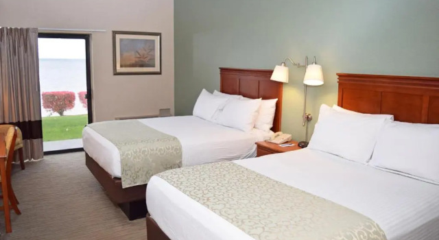 Четырёхместный номер Standard рядом с пляжем Beachfront Hotel Houghton Lake