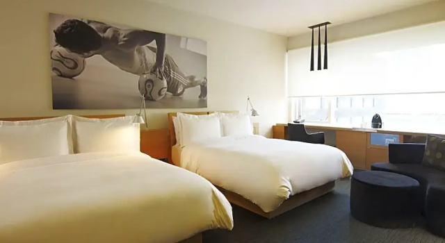 Четырёхместный номер Classic Le Germain Hotel Maple Leaf Square