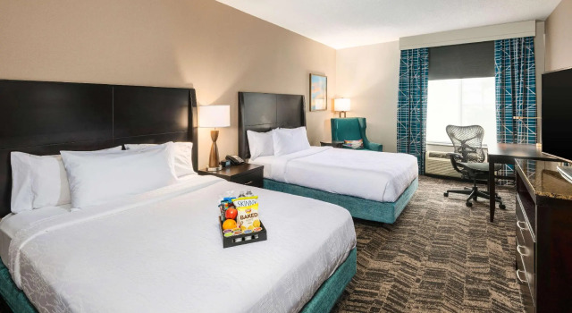 Четырёхместный номер Standard Hilton Garden Inn Silver Spring White Oak