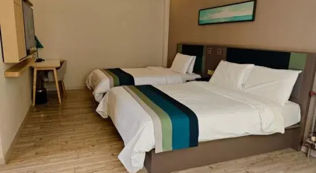 Двухместный люкс Homeinn Selected Hotel (Qingdao Railway Station Zhanqiao German Style Street)