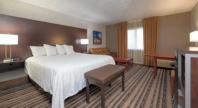Номер Standard с видом на бассейн Endeavor Inn & Suites, Trademark Collection by Wyndham