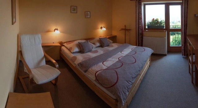 Pension Král, Rezerwuj Hotel Hotele w Jizera Mountains z parkingiem, Parking
