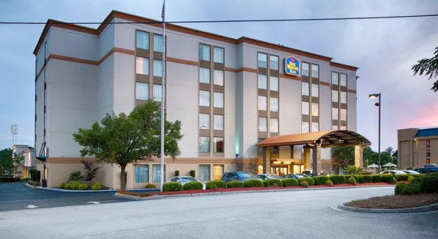 Кровать в общем номере Holiday Inn & Suites Columbia NE - Ft Jackson Area by IHG
