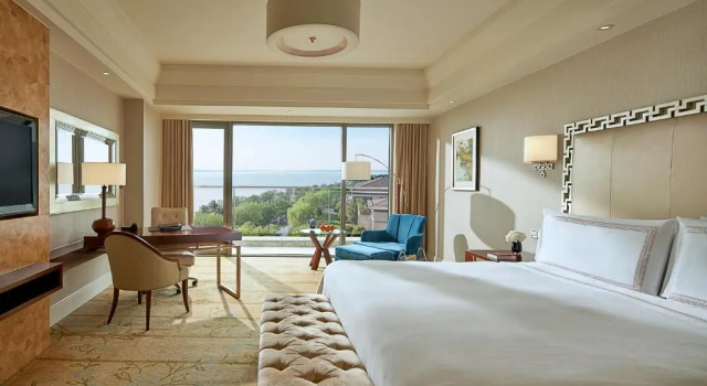 Номер Standard с видом на озеро Fairmont Yangcheng Lake