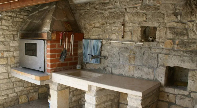 Коттедж Stone Holiday Home in Peresiji With Pool