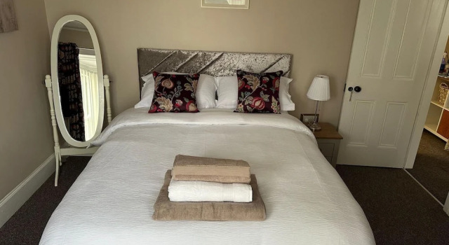 3 Bed Flat - Sleeps 6 - Parking - Wifi, Book Apartment Antrim Lough Neagh