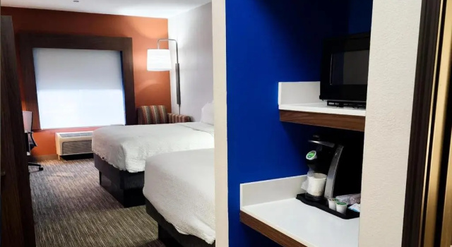 Четырёхместный номер Executive Holiday Inn Express Hotel & Suites Chicago South Lansing by IHG