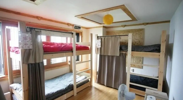 Кровать в общем номере (женский номер) Moncher Guesthouse - Hostel
