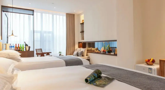 Двухместный семейный номер Standard с балконом и с видом на город SSAW Boutique Hotel Hangzhou Liangyun