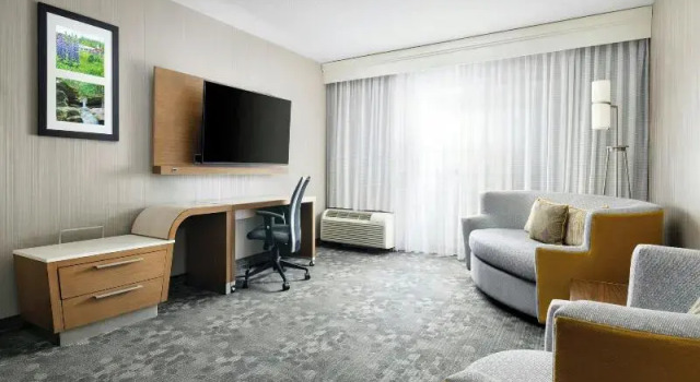 Двухместный люкс c 1 комнатой Courtyard by Marriott Concord