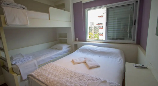 Duplex na Riviera à 70m da praia e próximo ao Shopping.