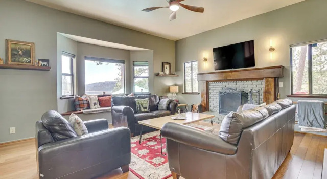 Partial Lake Arrowhead View: Cabin w/ Game Room!, Забронировать Дом для отпуска Виллы Лейк-Эрроухэд, Вилла