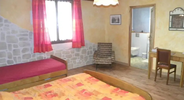 Auberge les Volpilières, Book Hostel / Vandrerhjem Hostels i Cantal, Hostel / Vandrerhjem