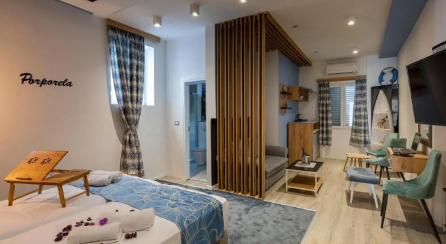Apartments and rooms Naida