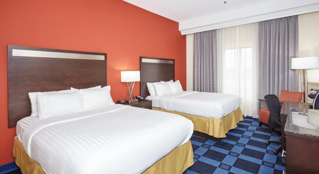 Четырёхместный номер Standard Holiday Inn Express Hotel & Suites Columbia Univ Area-Hwy 63 by IHG