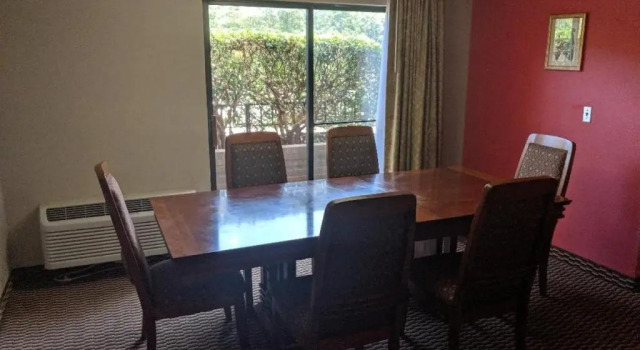 Люкс Deluxe Ramada by Wyndham Raleigh