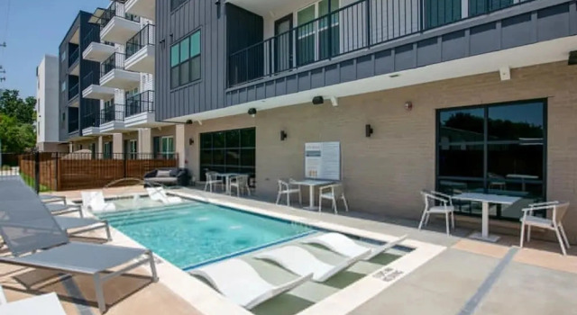 Коттедж Sky-high Comfort 1BR Gym Pool Pet Friendly
