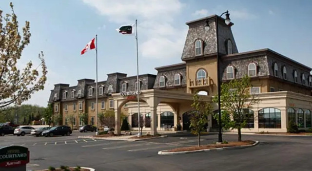 Двухместный люкс с 2 комнатами Courtyard by Marriott Waterloo St. Jacobs