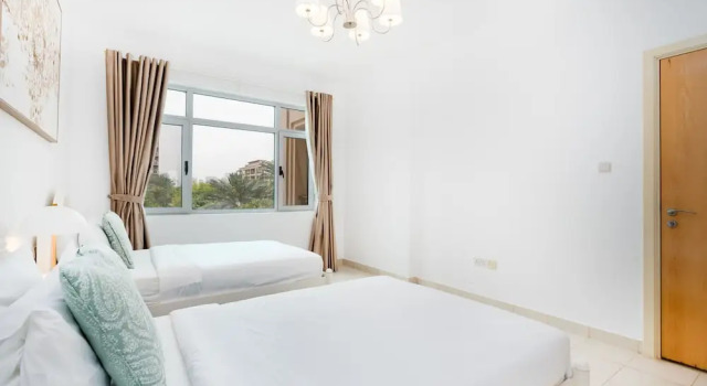 Lux BnB Greens & Views Lake View, Забронировать Отель «постель и завтрак» Отели Эмирата Дубая с парковкой, рядом с Университет Вуллонгонг в Дубае, Парковка