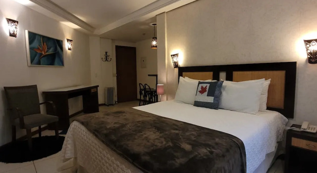 Люкс с балконом Pousada Cheverny - Fácil acesso ao centrinho e Baden Bar