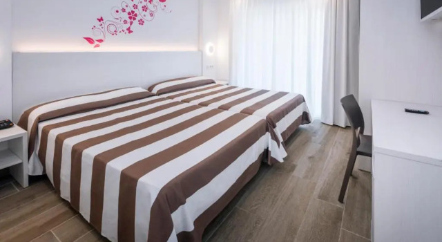 Трёхместный номер Standard Hotel Oasis Park Splash