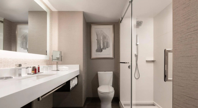 Четырёхместный номер Standard Marriott Riverside at the Convention Center