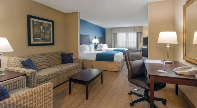 Четырёхместный люкс Holiday Inn Express Hotel & Suites Fort Pierce West by IHG