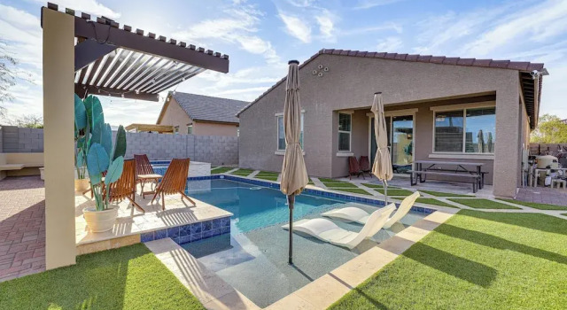 Коттедж Goodyear Oasis w/ Outdoor Pool + Hot Tub!