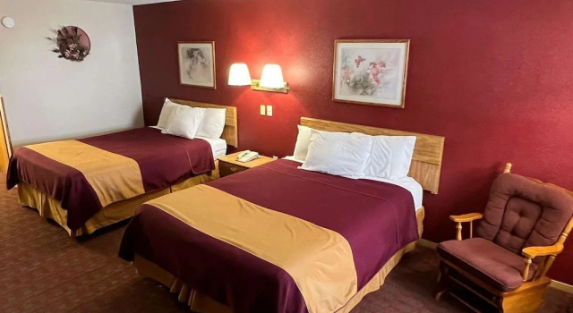 Четырёхместный номер Standard с балконом Americas Best Value Inn Suburban Motel