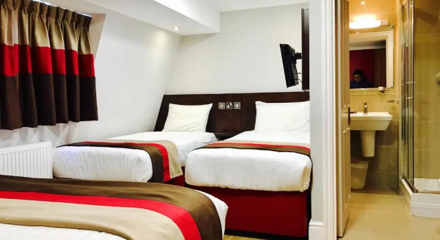 Четырёхместный номер Standard Royal Cambridge Hotel