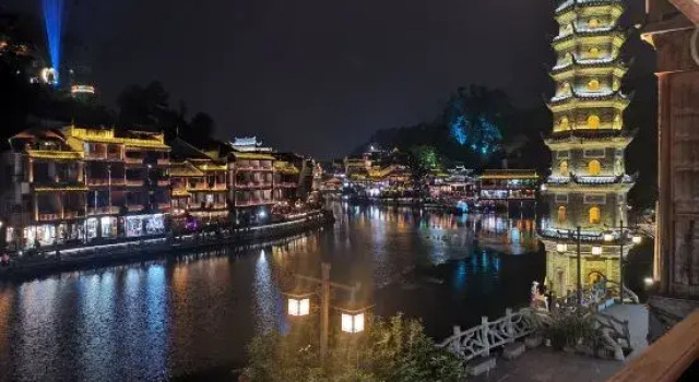 Phoenix Ancient City Lingjiang Muyue Riverside Homestay