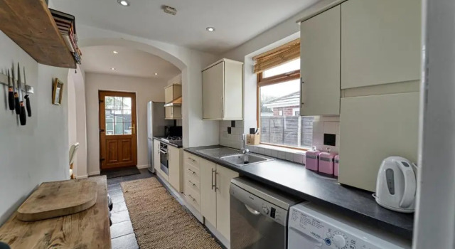 Коттедж Cosy 3 Bedroom Home with Parking