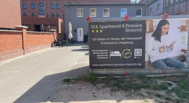 H& Einzel- und Doppelzimmer im Zentrum jedes Zimmer mit Küchenzeilen - 24h Check In Pension Heinrich, Забронировать Отель Грайфсвальд Мекленбург-Померания, рядом с Церковь Святой Марии в Грайфсвальде