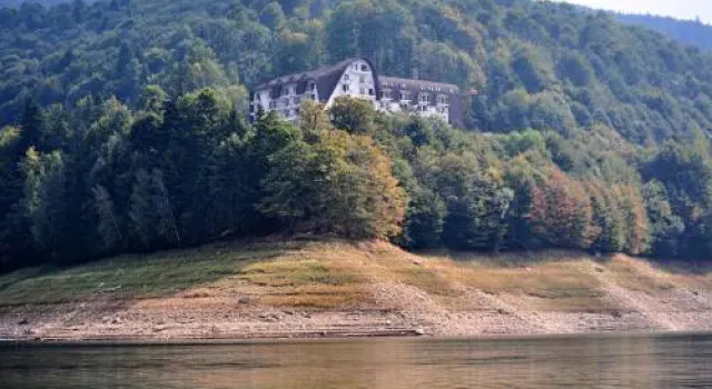 Hotel Valea cu Pesti, Varaa Hotelli Hotellit Carpathians - Romania uima-altaalla, Uima-allas
