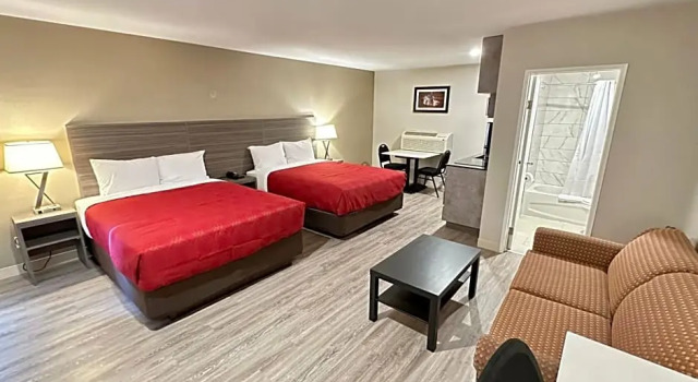 Четырёхместный номер Standard Econo Lodge Inn & Suites