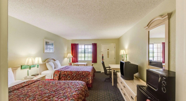 Четырёхместный номер Standard Econo Lodge Falfurrias Hwy 281