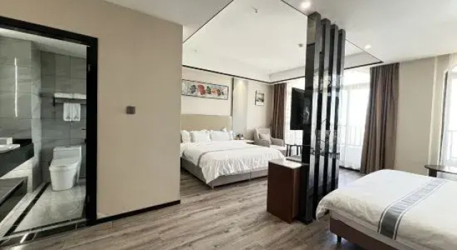 Люкс Century Pinyuan Hotel (Wal Mart store of the municipal government)