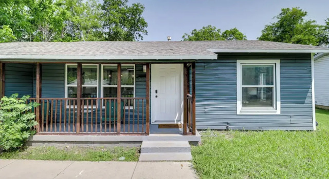 Коттедж 1 Mi to At&t Stadium: Cozy Family Home w/ Yard!