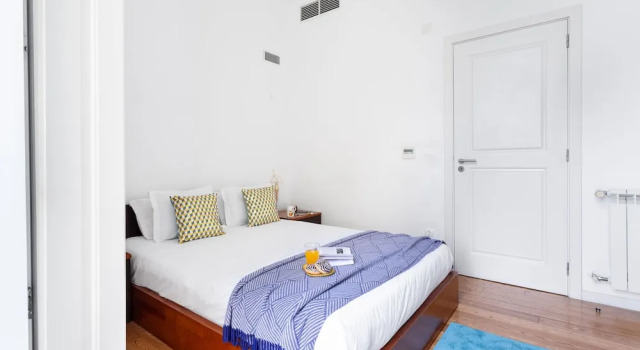 JOIVY Splendid 2BR Apt w/ parking&balcony, 10mins to Praça do Comércio, Забронировать Отель Отели Лиссабона 3 звезды, рядом с Рештаурадориш, 3*