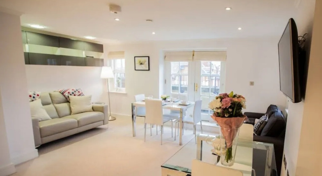 Light & Airy 1bed Barons Court Flat Lift & Balcony, Забронировать Отель Отели Лондона 3 звезды, рядом с Выставочный центр Olympia, 3*