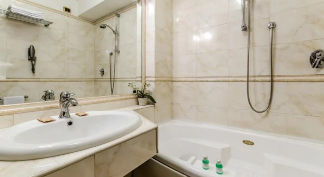 Standard- tredobbelt værelse H 2000 Roma