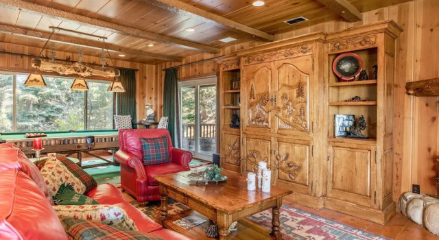 New Listing! Custom Miracle Mountain Lodge W/ AC Home, Book Feriehus Hoteller i Lake Arrowhead med parkering, Parkering