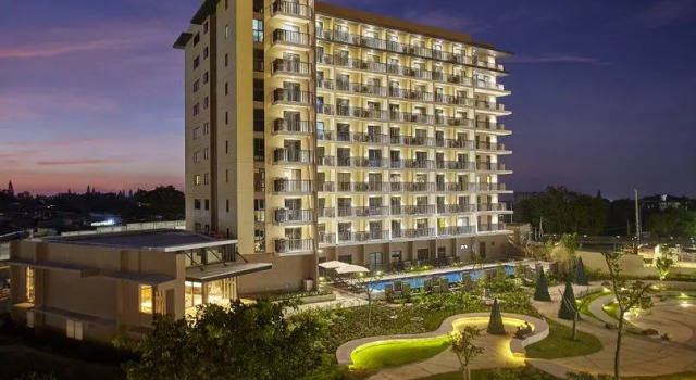 Кровать в общем номере Quest Hotel Tagaytay